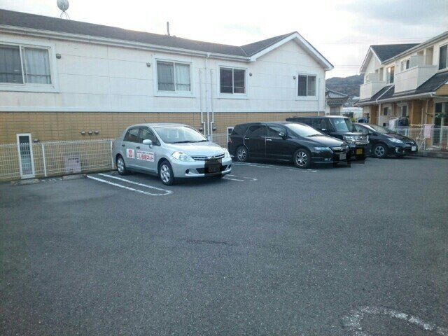 アンソレイエ　（平群町）の駐車場|車をお持ちの方に嬉しい駐車場付きの物件です