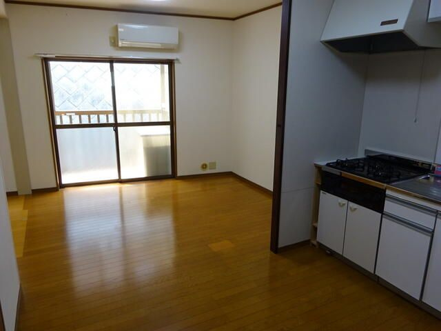 西戸部町貸家の居間・リビング