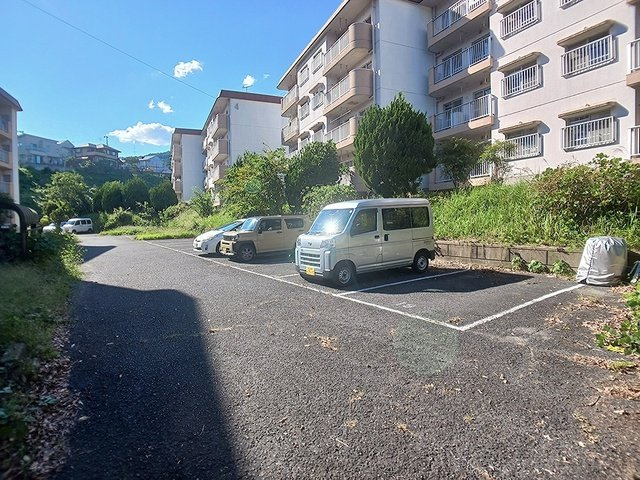 三室山コープタウン２号棟の駐車場|駐車場に車を止められます