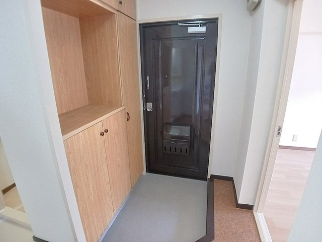 三室山コープタウン２号棟の玄関|収納もある玄関です