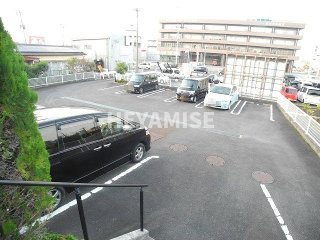 ステートリーマンション鷲崎の駐車場