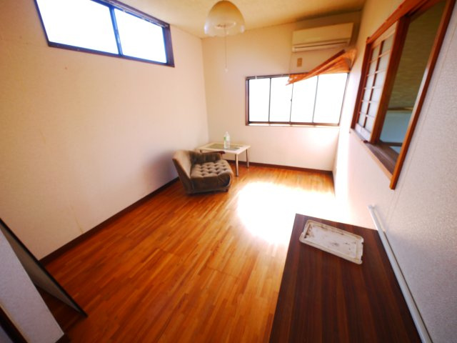 八街市沖　中古戸建の洋室|敷地約299坪 駐車6台可能 ５LDK　玄関ホール吹き抜け  和室続間 自然豊かな立地