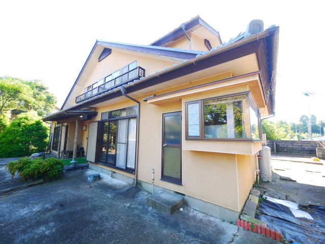 八街市沖　中古戸建の外観|敷地約299坪 駐車6台可能 ５LDK　玄関ホール吹き抜け  和室続間 自然豊かな立地