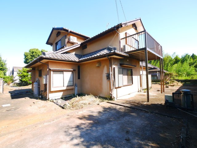 八街市沖　中古戸建の外観|敷地約299坪 駐車6台可能 ５LDK　玄関ホール吹き抜け  和室続間 自然豊かな立地
