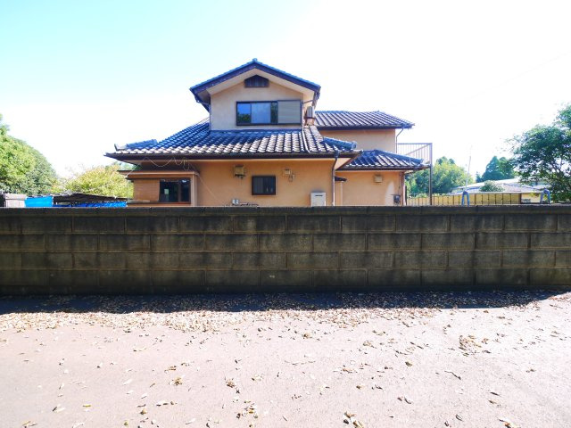八街市沖　中古戸建の外観|敷地約299坪 駐車6台可能 ５LDK　玄関ホール吹き抜け  和室続間 自然豊かな立地