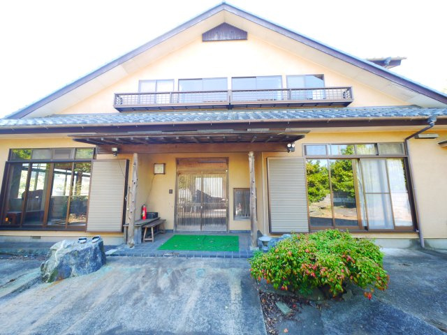 八街市沖　中古戸建の外観|敷地約299坪 駐車6台可能 ５LDK　玄関ホール吹き抜け  和室続間 自然豊かな立地