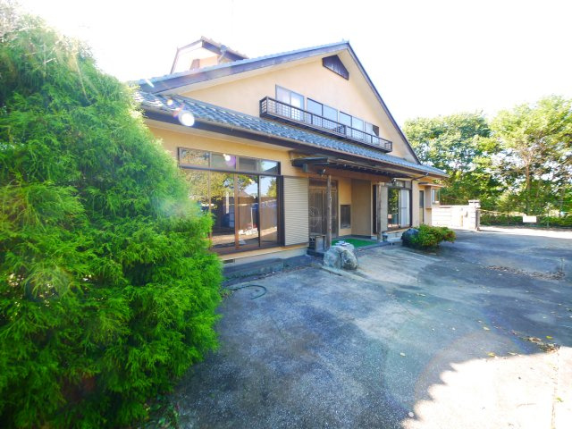 八街市沖　中古戸建の外観|敷地約299坪 駐車6台可能 ５LDK　玄関ホール吹き抜け  和室続間 自然豊かな立地