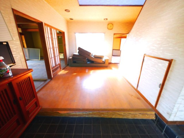 八街市沖　中古戸建の玄関|敷地約299坪 駐車6台可能 ５LDK　玄関ホール吹き抜け  和室続間 自然豊かな立地