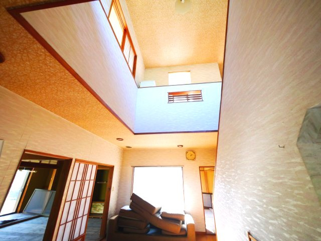八街市沖　中古戸建の玄関|敷地約299坪 駐車6台可能 ５LDK　玄関ホール吹き抜け  和室続間 自然豊かな立地