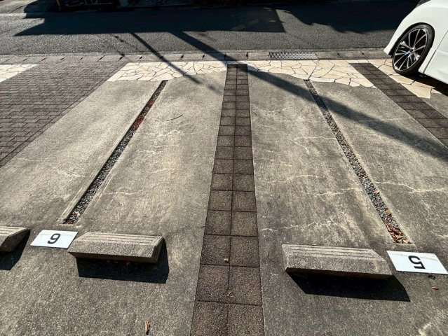 ラティルスの駐車場