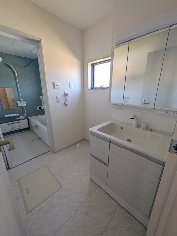 【常磐上湯長谷町第3】　デザイナーズ新築建売住宅　1号棟　新生活応援キャンペーン実施中！の独立洗面台|◆洗面所の写真です◆　洗面台は朝をすっきりさせてくれる空間としては大切な空間です。バタバタしている忙しい朝でも収納が多い洗面台では短い時間で効率良く支度ができます。

