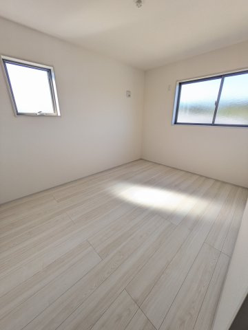 【常磐上湯長谷町第3】　デザイナーズ新築建売住宅　1号棟　新生活応援キャンペーン実施中！の洋室|◆居室の写真です◆　日当たり良好の居室は気持ちが良いですね。　家族構成によって色んなアレンジを加えられます♪それぞれにプライベートなスペースを持ち、子どもたちの成長も見守ることができますね。