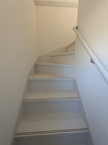 【常磐上湯長谷町第3】　デザイナーズ新築建売住宅　1号棟　新生活応援キャンペーン実施中！の内装|◆階段の写真です◆　
階段は家族がほぼ毎日通る動線の為、安全上の配慮が必要です！
階段は手すり付きなので、小さなお子様からご年配の方まで安心ですね♪



