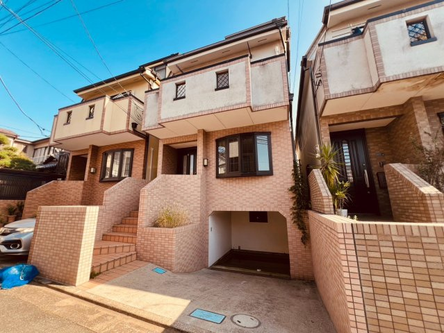 【外観】 | 豊島区高松２丁目　中古戸建て | 優美なタイル貼りの外観デザイン。落ち着きある佇まいの邸宅