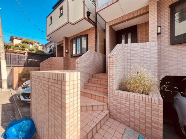 【エントランス】 | 豊島区高松２丁目　中古戸建て | 外壁と統一感のあるタイル貼り階段。毎日の出入りを華やかに