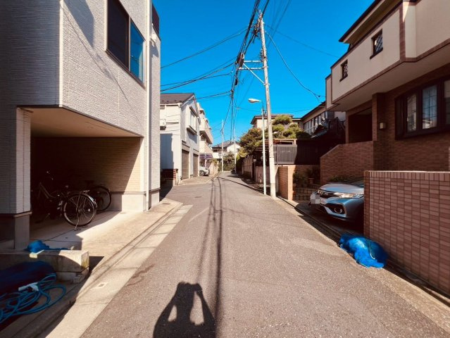 【前面道路含む現地写真】 | 豊島区高松２丁目　中古戸建て | 青空が広がる穏やかな街並み。のびのびと暮らせる好立地