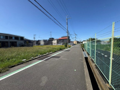 【前面道路含む現地写真】 | 北余部　新築分譲住宅 | ☆全室２面採光☆２面採光を確保した明るい室内は、風通しも良く、大変居心地の良い空間となっております♪爽やかな風を感じて起きる朝は、快適生活の始まりに！