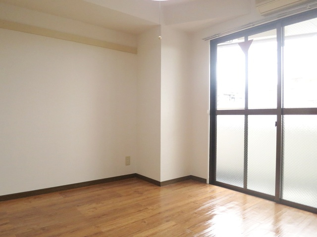 荻原マンションの洋室|窓が大きいので開放感がありますね！
