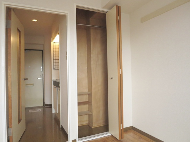 荻原マンションの収納|小さな仕切りもある収納ですよ♪