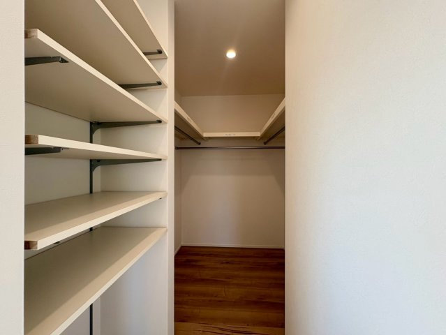 「開放感あふれる角地」土佐市蓮池2号地　新築一戸建ての収納|家族の荷物や季節家電もたっぷりしまえる大容量収納！棚板の位置も変えられて整理整頓がはかどります。