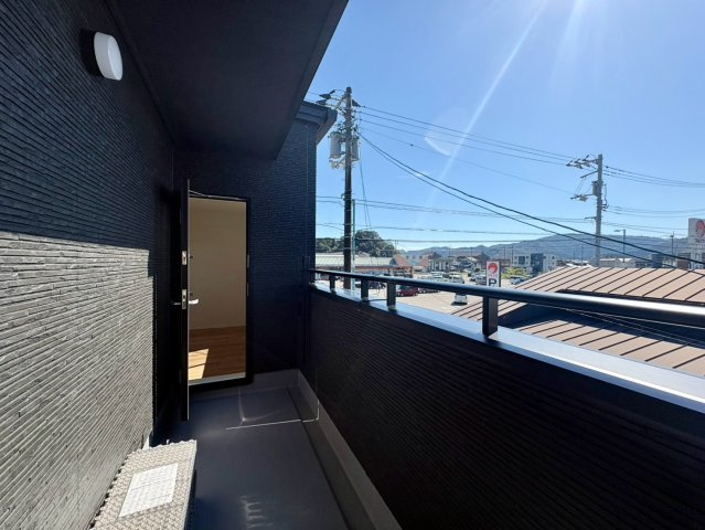 「開放感あふれる角地」土佐市蓮池2号地　新築一戸建ての展望|バルコニーからの心地よい眺望。遮るものが少なく青空が広がり、毎日の洗濯干しも気持ちよく行えます。