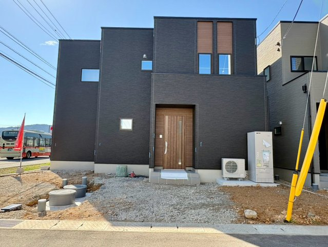 「開放感あふれる角地」土佐市蓮池2号地　新築一戸建ての外観|シックでモダンな佇まいの外観デザイン。周辺環境にも馴染む、家族で誇れる自慢のマイホームです。