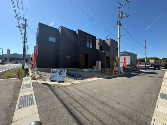 「開放感あふれる角地」土佐市蓮池2号地　新築一戸建ての前面道路含む現地写真|前面道路は見通しが良く車の出入れもラクラク。お子様の登下校も安心な落ち着いた住環境です。