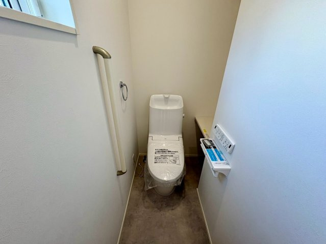 「開放感あふれる角地」土佐市蓮池2号地　新築一戸建てのトイレ|小窓付きで換気良好＆明るいトイレ空間。手すり付きでお子様からご年配の方まで安心して使えます。