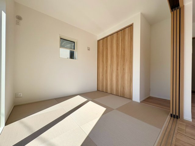 「開放感あふれる角地」土佐市蓮池2号地　新築一戸建ての和室|落ち着いた雰囲気の和室スペース。収納もしっかり備わっており、おもちゃや座布団もすっきり片付きます。