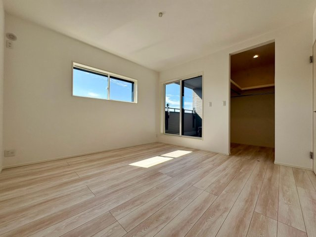 「マルナカ土佐店が目の前」土佐市蓮池1号地　新築一戸建ての洋室|主寝室に最適な落ち着いた洋室。ダブルベッドを置いてもゆとりがあり、家族でゆっくり熟睡できます。