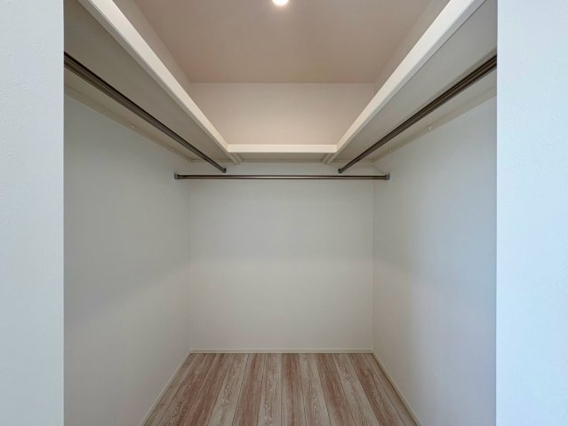 「マルナカ土佐店が目の前」土佐市蓮池1号地　新築一戸建ての収納|家族分の衣類や季節家電もまとめて片付く大型WIC。散らかりがちな共有スペースもすっきり綺麗に。