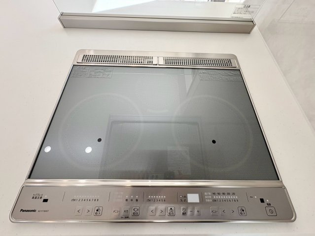 「マルナカ土佐店が目の前」土佐市蓮池1号地　新築一戸建てのキッチン|火を使わないIHクッキングヒーターなら、小さなお子様とのお料理作りも安心・安全に楽しめます。