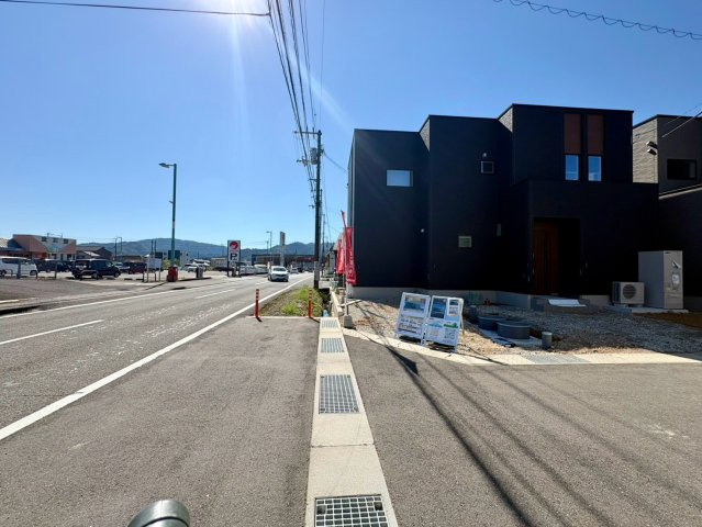 「マルナカ土佐店が目の前」土佐市蓮池1号地　新築一戸建ての前面道路含む現地写真|見通しが良く車の出入りもラクラク。歩道幅にゆとりがあり、小さなお子様の通学時も安心の住環境。