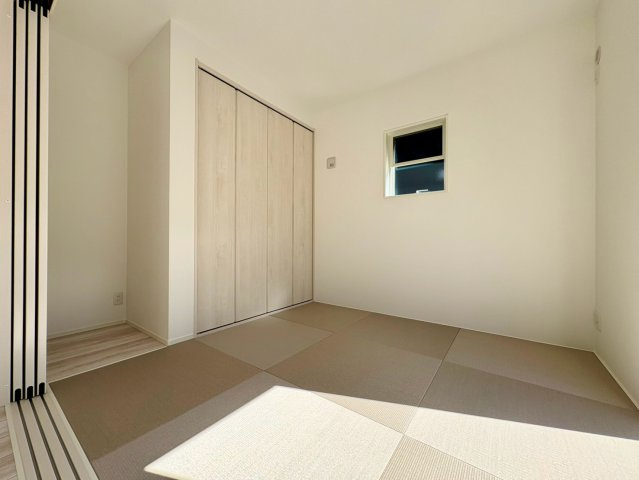 「マルナカ土佐店が目の前」土佐市蓮池1号地　新築一戸建ての和室|おもちゃ箱やお布団もすっきり収まる押入完備。来客時の宿泊スペースとしても重宝する便利な和室。
