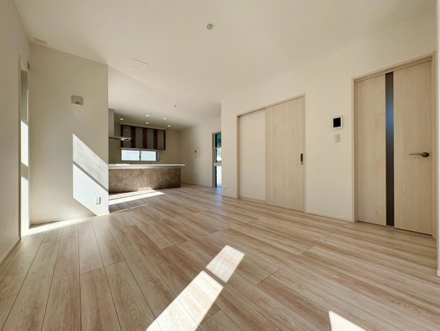 「マルナカ土佐店が目の前」土佐市蓮池1号地　新築一戸建ての居間・リビング|自然と家族が集まる明るいリビング。お子様がのびのび遊べる広さを確保し、家族団らんが深まります。