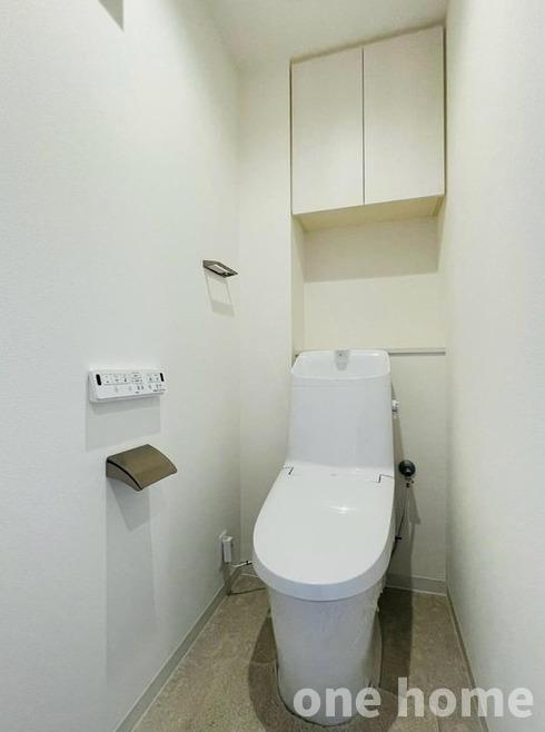 リーベルシティ淀川通のトイレ|◆新調された温水洗浄便座付きトイレです！リモコンが壁付けタイプで操作が楽ちん！
◆背面にはトイレットペーパーなどを収納できる棚がございます！