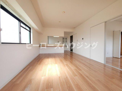 【居間・リビング】 | レジデンス桜の町 | ※同タイプの写真となり、実際のお部屋とは異なる場合があります