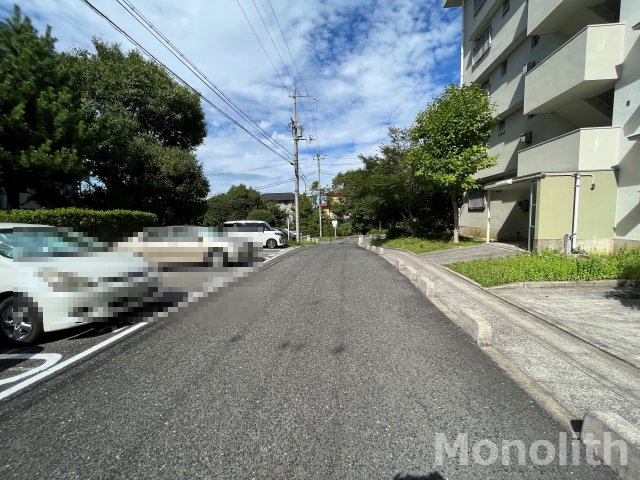 光明台30号棟の駐車場