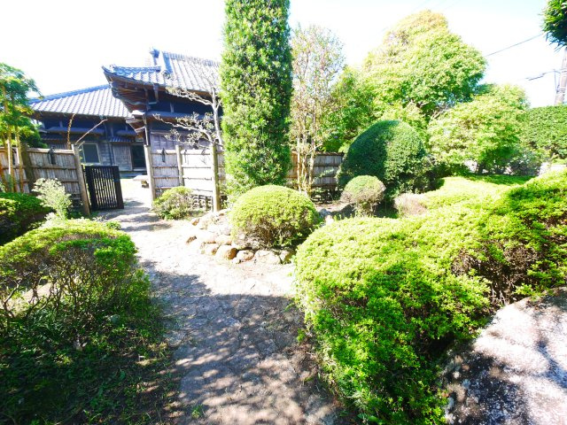 山武郡横芝光町横芝　中古戸建の庭|敷地約373坪  6SDK 庭園本格和風住宅 JR総武本線横芝駅徒歩約7分 