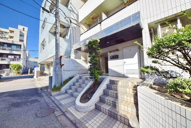 千葉市中央区新宿１丁目の賃貸マンションのエントランス