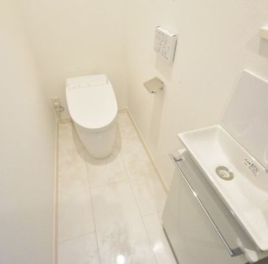 世田谷区上北沢5丁目戸建てのトイレ|ゆったりとした空間のトイレです