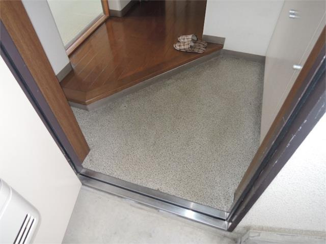 川崎市多摩区中野島１丁目の賃貸マンションの玄関|玄関から室内へ（他室参照）