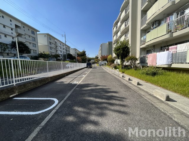 光明台23号棟の駐車場