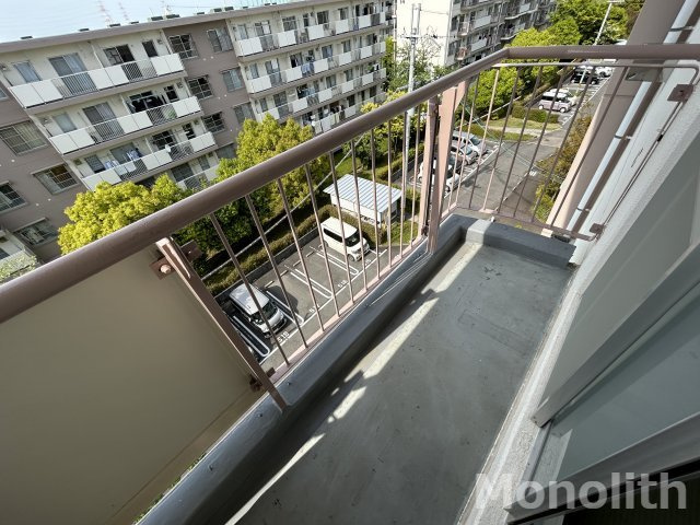 光明台15号棟のバルコニー