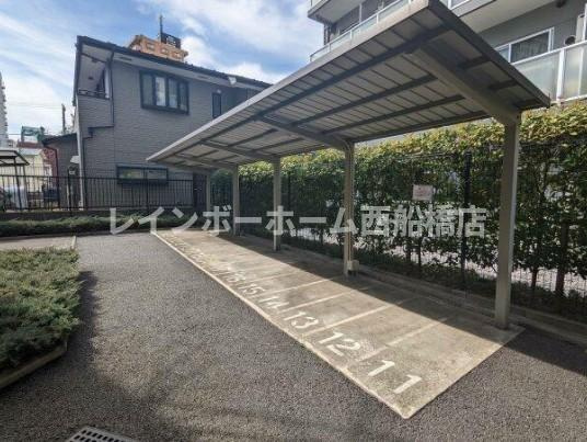 ジュメル京成船橋の駐車場