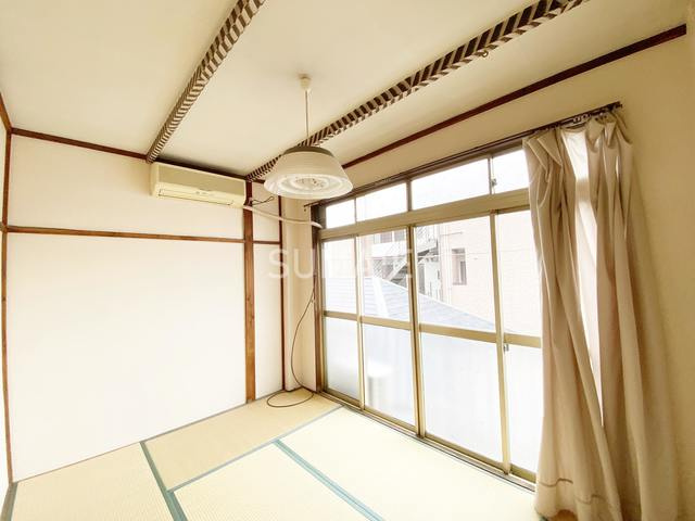 丸善マンションの居間・リビング|大きい窓に面してる和室☆