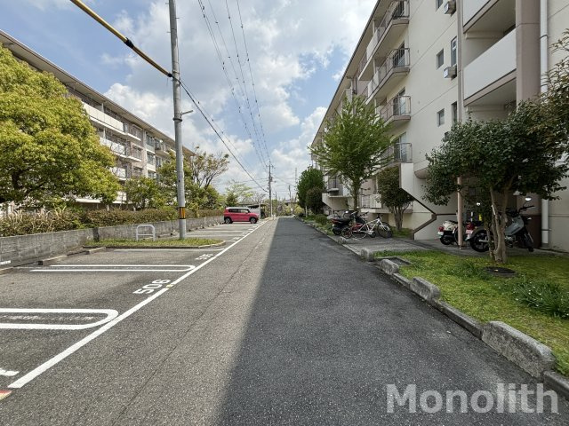 光明台15号棟の駐車場