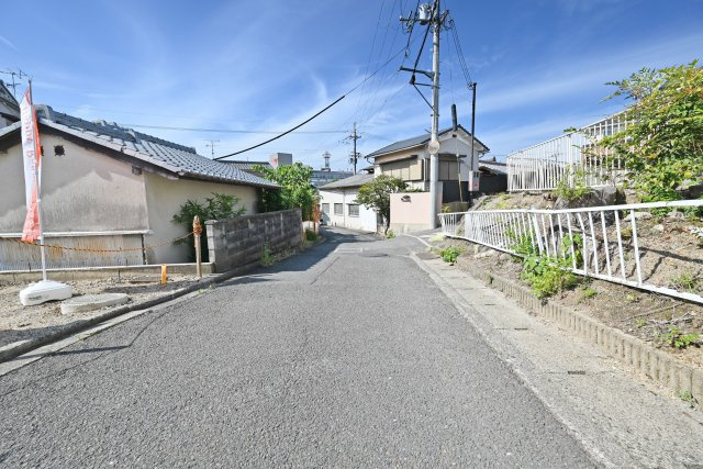 Hapikurutown京都府向日市上植野町山ノ下建築条件付き土地の前面道路含む現地写真|前面道路　北東側　幅員4ｍ