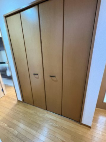 「リビング24帖」高知市潮見台二丁目　2階建　４SLDKの収納|1階にも大きなクローゼットを完備。