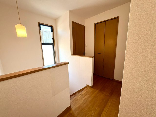 「リビング24帖」高知市潮見台二丁目　2階建　４SLDKの内装|階段横にもさらに収納を完備。